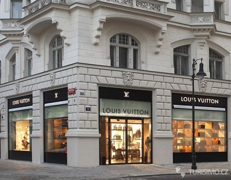 Louise Vuitton je jedním z luxusních butiků, autor: stephanocavalen