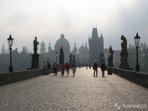Pohled z Karlova mostu na Staré Město pražské ukazuje prolínání gotické a barokní architektury, autor: Chosovi