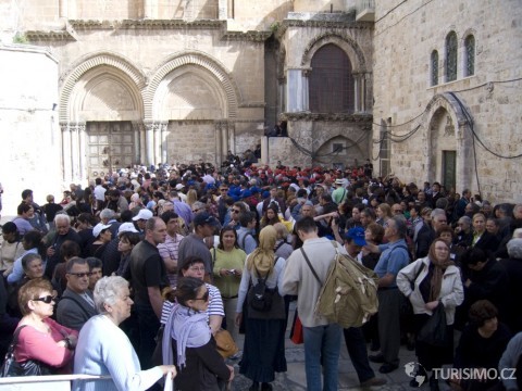 Svatý týden v Jeruzalémě, čekání před Chrámem Božího hrobu