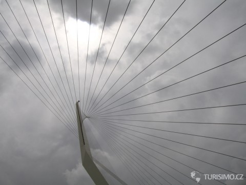 Nádherný a úchvatný most pro jeruzalémskou tramvaj, který navrhnul španělský architekt Santiago Calatrava