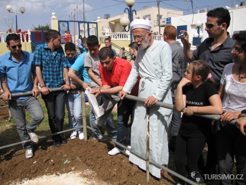 Samaritánksý kněz žehná ohni, na kterém se bude péct beránek