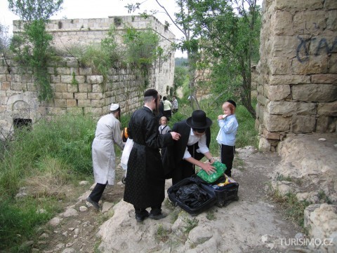 Židovská rodina v opuštěné arabské vesnici u Jeruzaléma
