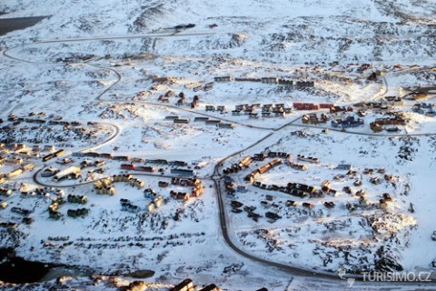Hlavní město Grónska se pyšní univerzitou a fotbalovým stadionem, autor: Owen