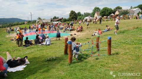 V areálu se dětem velice zamlouvá vzduchová trampolína, autor: autor: stastnazeme