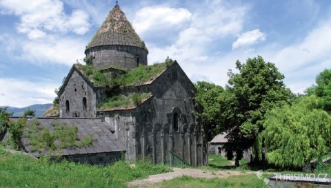 Klášter na Kavkazu v dokonalém architektonickém stylu, autor: sahanin