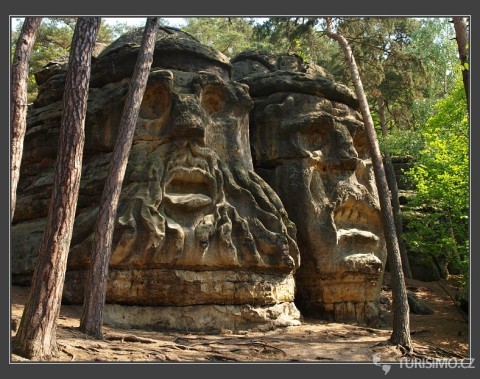 čertovy hlavy jsou unikátní sochy vytesány do pískovce, autor: kokorinsko