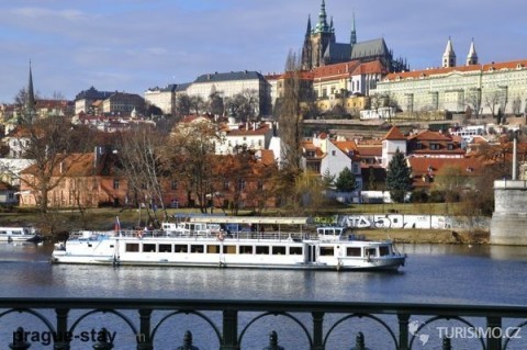 Plavba lodí po Vltavě je romantickým výletem, autor: kudyznudy