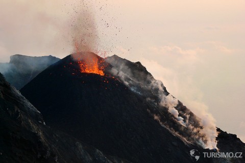 Sopka Stromboli je zde velkým lákadlem, autor: kampatzi