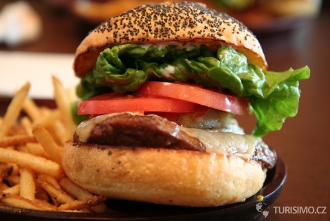 Typické ametické jídlo je hamburger, autor: dorothy flake