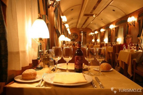 Luxusní restaurace jako součást podpalubí, autor: Train Chartering & Private Rail Cars