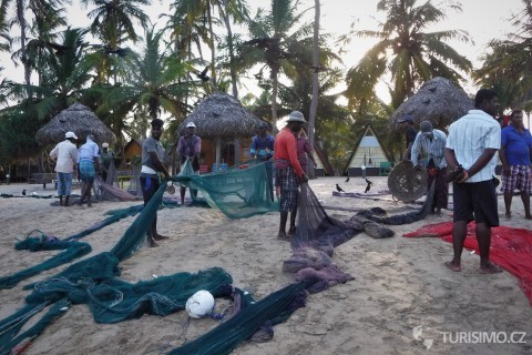 Rybáři vytahují sítě, Uppuveli Beach