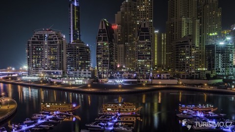 Dubajský přístav v noci