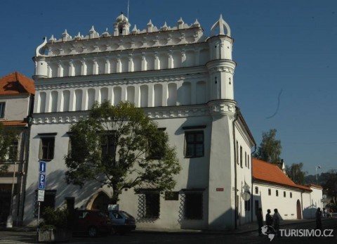 Gotický Voprchovský dům s renesančním štítem, dnes Muzeum Šumavy, autor: GuentherZ