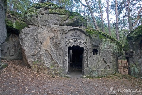 Pískovcové reliéfy v jeskyni Klácelka nad obcí Želízy, autor: Petr1868