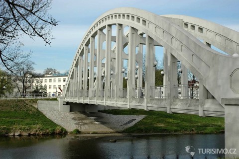 Most Sokolovských hrdinů přes Olši a hlavní budova lázní Darkov, autor: Petr Štefek