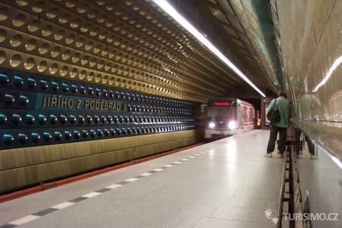 Vlak přijíždí do stanice metra Jiřího z Poděbrad, autor: Aktron