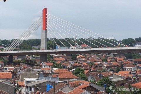 Most vedoucí do města