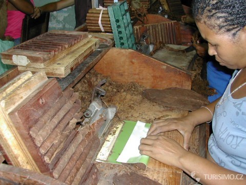 Balení doutníků, Trinidad, autor: hoyasmeg